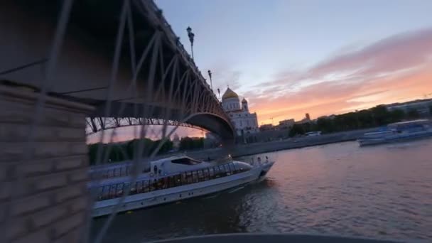 Dynamic Fpv Drone Shot Bridge Church Christ Savior Center Moscow — Vídeos de Stock