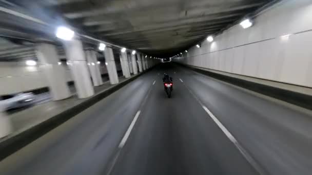 Швидкий Мотоцикл Bmw Їде Міським Тунелем Нічною Дорогою Знімається Безпілотника — стокове відео