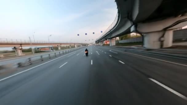 Fast Grey Bmw Μοτοσικλέτας Βόλτες Δρόμο Της Πόλης Κάτω Από — Αρχείο Βίντεο