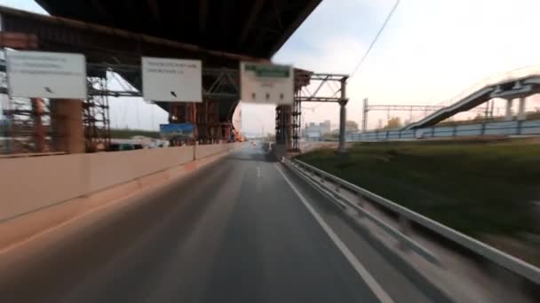 Мотоцикл Fast Grey Bmw Їде Міською Дорогою Під Конструкціями Знятими — стокове відео