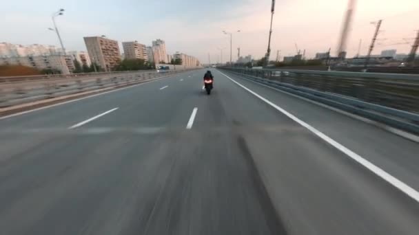 Hızlı Gri Bmw Motosikleti Yüksek Hızda Fpv Ile Çekilen Inşaat — Stok video