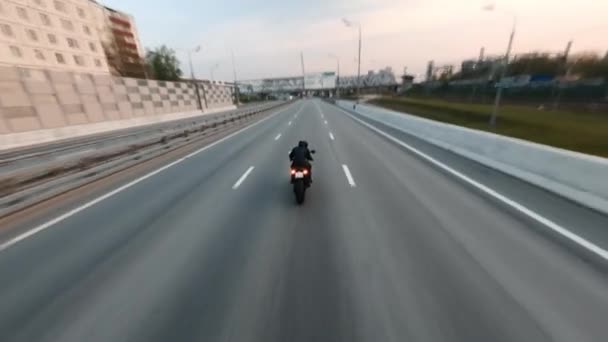 Snabb Grå Bmw Motorcykel Rider Stadsväg Konstruktioner Filmade Med Fpv — Stockvideo