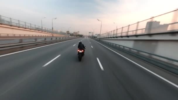 Hızlı Gri Bmw Motosikleti Yüksek Hızda Fpv Ile Çekilen Inşaat — Stok video