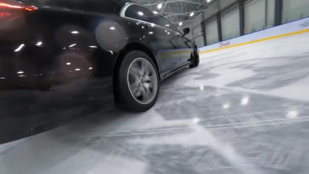 Fpv Drone Πλάνο Του Μαύρου Αυτοκινήτου Παρασύρεται Στον Πάγο Hockey — Αρχείο Βίντεο