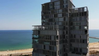 Diagonal Mar, Barcelona, İspanya 15 Ağustos 2022, Villa Olimpica, Poblenou, Liman Forumu, Deniz Hattı, Plaj 'daki yüksek binanın havadan görüntüsü. Yüksek kalite 4k görüntü