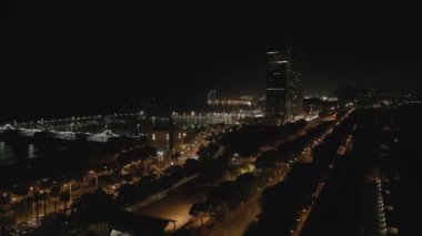 Barcelona Sahili 'nde Sant Joan Gecesi' nin gece çekimi, Spain23 Haziran 2022 havai fişekler, deniz, ışıklar yüksek kaliteli 4K görüntü.