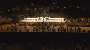 Barcelona Sahili 'nde Sant Joan Gecesi' nin gece çekimi, Spain23 Haziran 2022 havai fişekler, deniz, ışıklar yüksek kaliteli 4K görüntü.