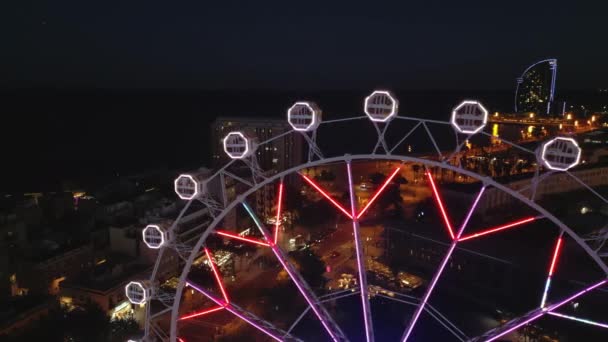 バルセロナのカラフルな夜のレジャーパークの空中ビュー ナイトアトラクション遊園地 バルセロナ スペイン 高品質の4K映像 — ストック動画