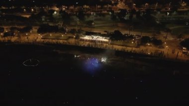 Barcelona Sahili 'nde Sant Joan Gecesi' nin gece çekimi, Spain23 Haziran 2022 havai fişekler, deniz, ışıklar yüksek kaliteli 4K görüntü.