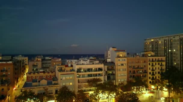 Akşamın Ilerleyen Saatlerinde Barcelonetta Bölgesinin Havadan Çekimleri Denize Bakan Binaları — Stok video