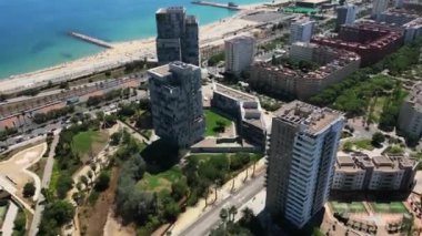 Diagonal Mar, Barcelona, İspanya 15 Ağustos 2022, Villa Olimpica, Poblenou, Liman Forumu, Deniz Hattı, Plaj 'daki yüksek binanın havadan görüntüsü. Yüksek kalite 4k görüntü