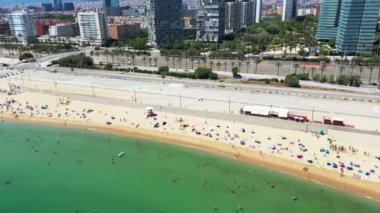 Diagonal Mar, Barcelona 15 Ağustos 2022, Villa Olimpica, Poblenou, Liman Forumu, Deniz Hattı, Plaj. Yüksek kalite 4k görüntü