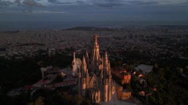 Gün doğumunda Sagrat Cor tapınağıyla Barcelona 'nın gökyüzü manzarası. Tibidabo Dağı. Katalonya, İspanya. Yüksek kalite 4k görüntü