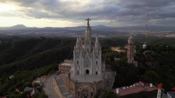 Gün Doğumunda Sagrat Cor Tapınağıyla Barcelona Nın Gökyüzü Manzarası Tibidabo — Stok video