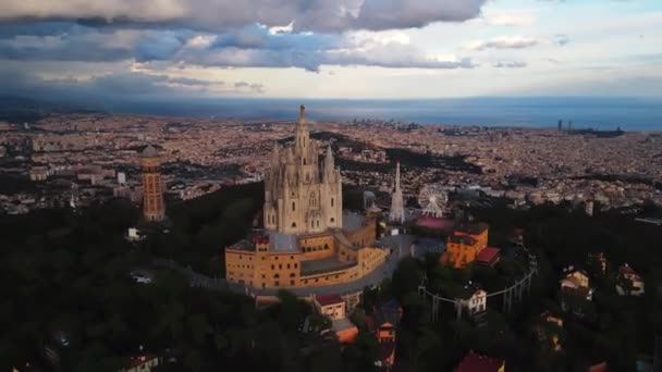 Vista Aérea Del Horizonte Barcelona Con Sagrat Cor Templo Amanecer — Vídeo de stock