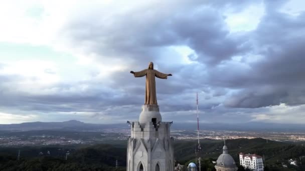日の出にサグラットまたは寺院とバルセロナのスカイラインの空中ビュー ティビダボ山 スペイン カタルーニャ州 高品質4K映像 — ストック動画