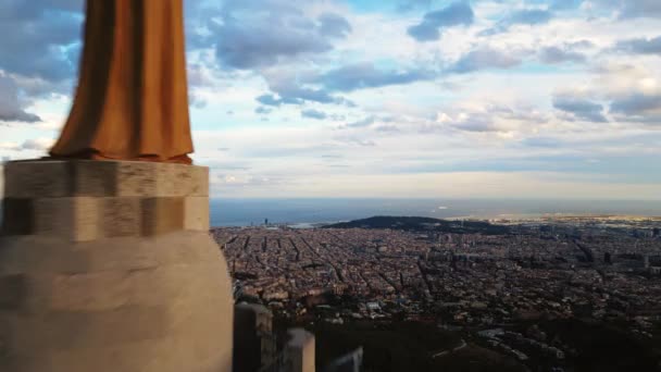 Flygfoto Över Barcelona Skyline Med Sagrat Cor Tempel Vid Soluppgången — Stockvideo