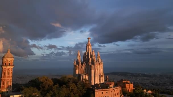 Flygfoto Över Barcelona Skyline Med Sagrat Cor Tempel Vid Soluppgången — Stockvideo