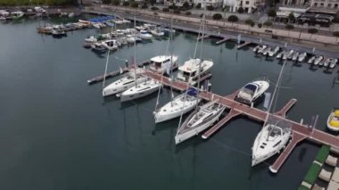 Yat kulübünün hava manzarası, kenetlenmiş yelkenliler ve yatlar. Yüksek kalite 4k görüntü