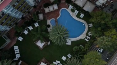 Cambrils, Tarragona, İspanya 'daki Monica Oteli' nin hava görüntüsü. 2022 4k İHA videosu. Yüksek kalite 4k görüntü