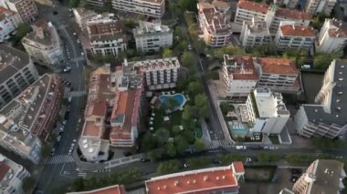 Cambrils, Tarragona, İspanya 'daki Monica Oteli' nin hava görüntüsü. 2022 4k İHA videosu. Yüksek kalite 4k görüntü