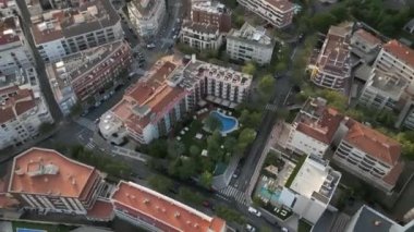 Cambrils, Tarragona, İspanya 'daki Monica Oteli' nin hava görüntüsü. 2022 4k İHA videosu. Yüksek kalite 4k görüntü