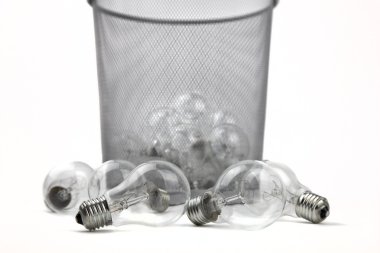 Çöp kovası içinde elektrik ampulleri