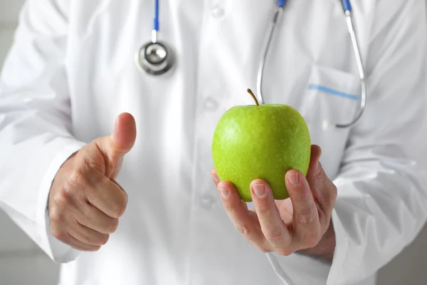 Läkare och green apple — Stockfoto