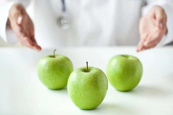 Läkare ge råd för att äta frukter — Stockfoto