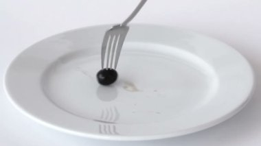 bir tabak içinde zeytin