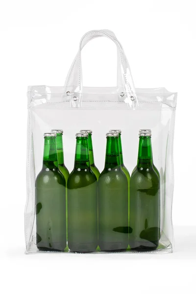 Varias cervezas frías en bolsa de plástico —  Fotos de Stock