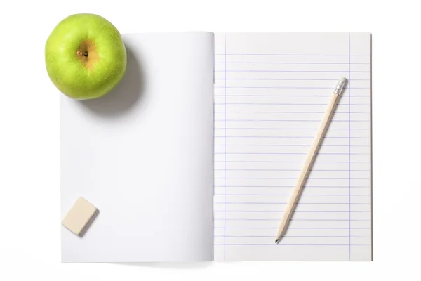 Notitieblok en groene appel met uitknippad — Stockfoto