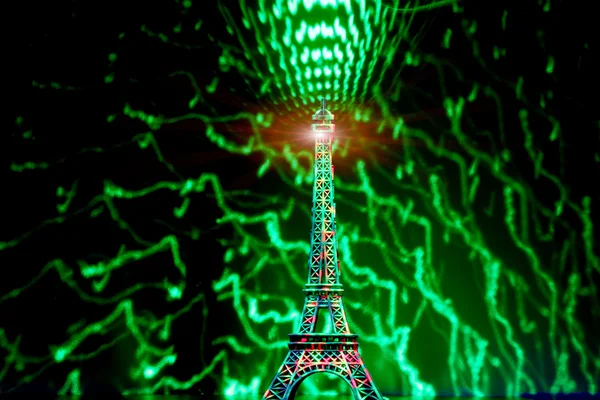 Turm Eiffel mit Lichtern bemalt — Stockfoto