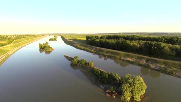 Letecká videa ostrovy v řece — Stock video