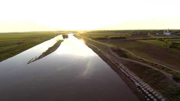 Воздушные видеоострова в реке — стоковое видео