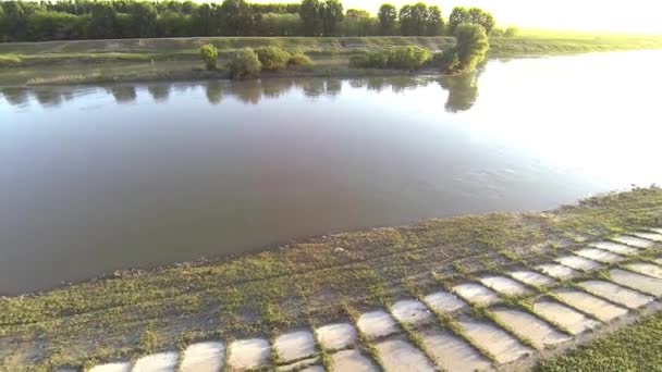 Воздушные видеоострова в реке — стоковое видео