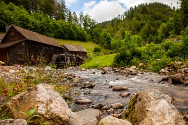 Dağlarda küçük bir nehri olan güzel bir manzara.