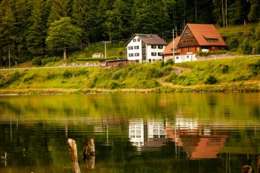 Dağlarda gölü olan güzel bir manzara.