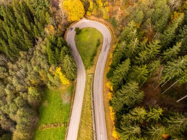 Almanya 'da Kara Orman' da bir yol üzerinde havadan çekilmiş bir fotoğraf