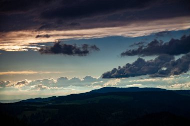 Dağların ardında güzel bir gün batımı