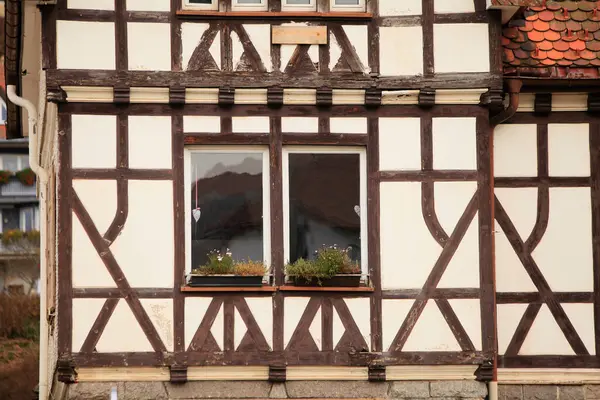 Şehirdeki eski pencere