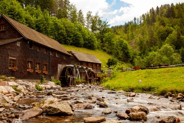 Dağlarda ahşap bir ev