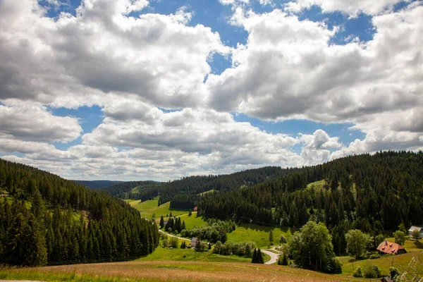 Bir dağ köyü olan güzel bir manzara.