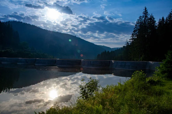 Güzel göl manzarası