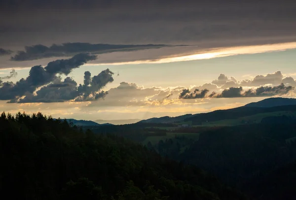 Kara Orman 'da gün batımı, Almanya, Mavi gökyüzü