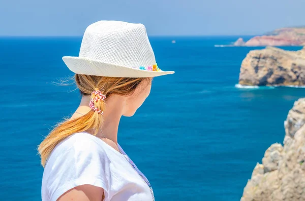 Jeune femme voyageuse avec chapeau blanc et chemise séjournant à Cabo de Sao Vicente Cap Saint Vincent — Photo