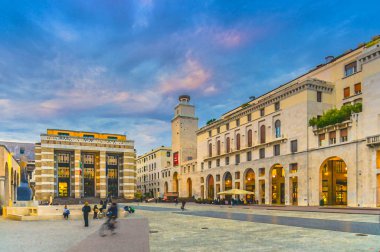 Brescia Postane binasının suluboya çizimi, Piazza della Vittoria 'daki Devrim Kulesi Zafer Meydanı Art Deco tarzı binalar, tarihi merkez