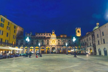 Torre dell 'Orologio Kulesi' nin suluboya çizimi astronomik saati olan Rönesans tarzı bina Piazza della Loggia Meydanı, Brescia şehir tarihi merkezi, gece manzaralı sokak lambaları.
