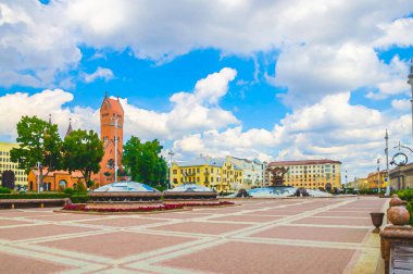 Minsk şehir merkezindeki Independence Meydanı 'nın suluboya çizimi Azizler Simon ve Helena Roma Katolik Kilisesi veya Kızıl Kilise ve Minsk Otel binası, güneşli yaz gününde mavi gökyüzü bulutları
