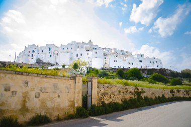 Güney İtalya 'da Puglia Apulia bölgesinde beyaz binalar bulunan Ostuni kasabasının panoramik manzarasının suluboya çizimi
